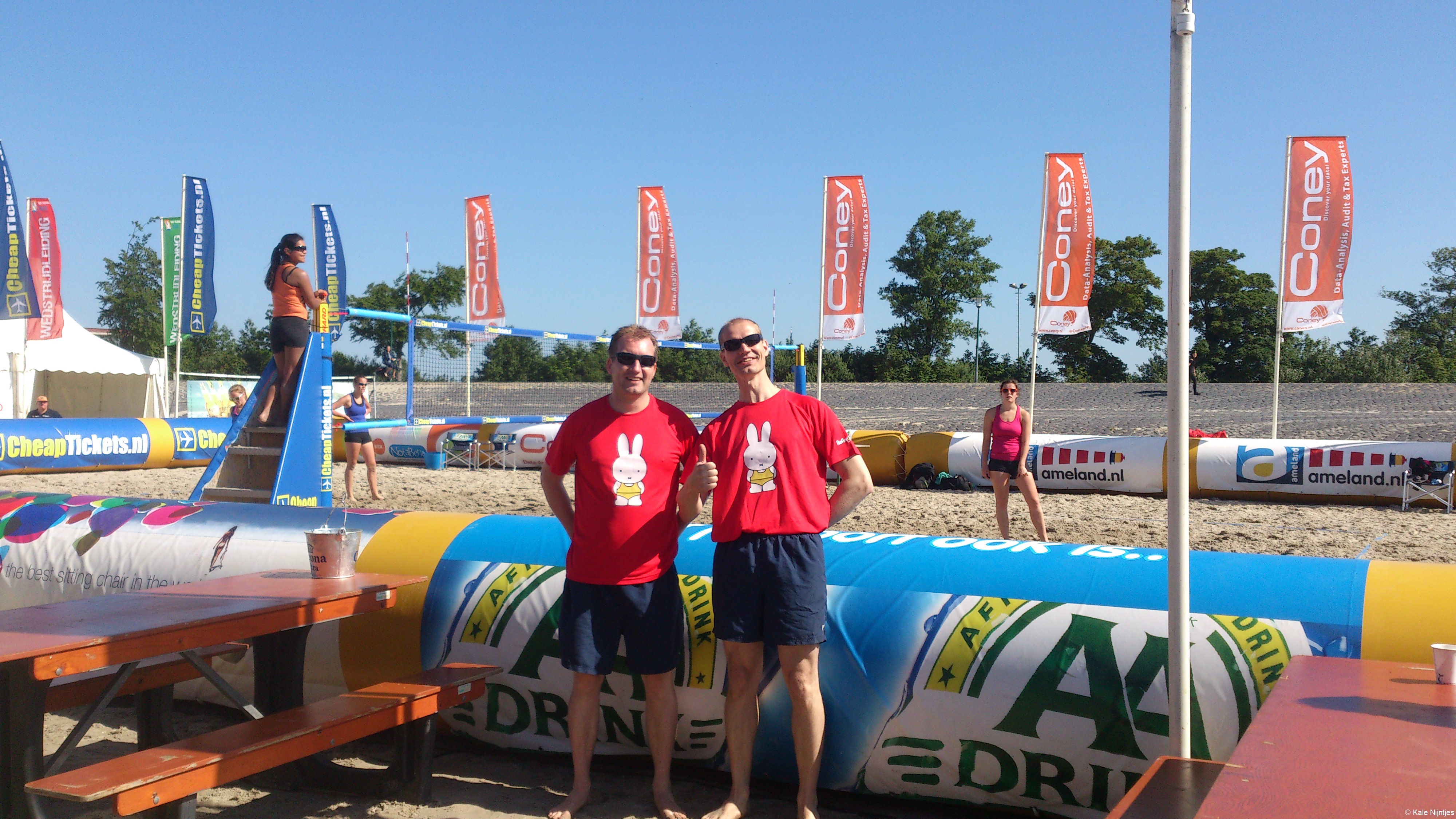 Marco en Martijn op het strand bij toernooi (foto 2)